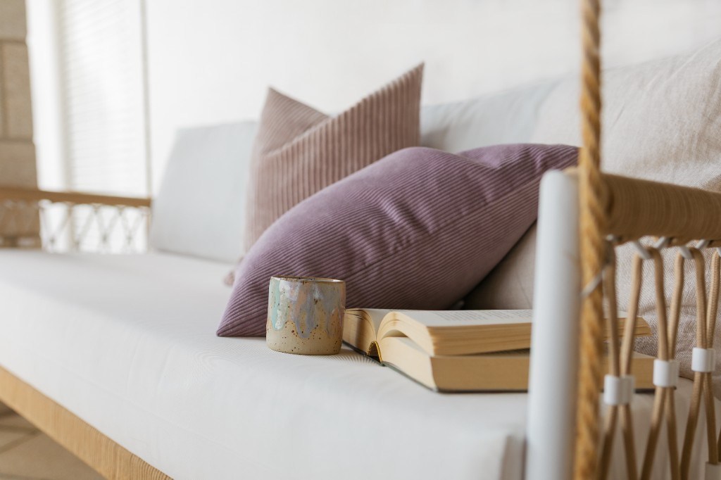 Hängesofa mit Buch und Tasse – Wahrnehmen